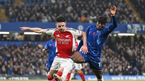 Huyền thoại MU bức xúc khi fan Arsenal có hành động khó chấp nhận với tân binh từ Chelsea