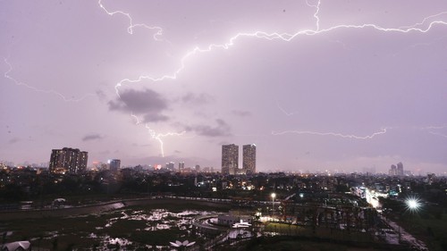 Cảnh báo mưa dông ở Hà Nội và mưa lớn cục bộ ở nhiều khu vực