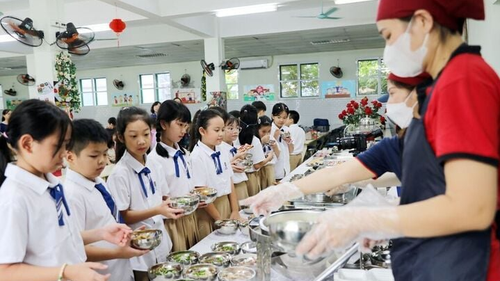 Hà Nội đảm bảo an toàn bữa ăn bán trú cho học sinh