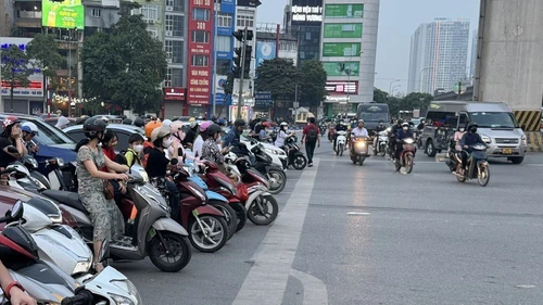 Lộ trình cấm xe xăng ở Hà Nội: "Cú hích" chuyển đổi thị trường ô tô, xe máy