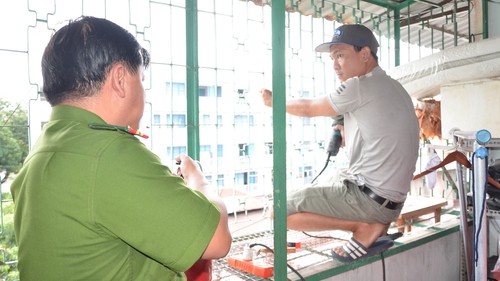 Cư dân chung cư TP HCM đồng loạt tháo dỡ “chuồng cọp”