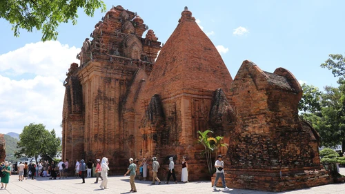 Khám phá vẻ đẹp di sản các tháp Chăm ở Khánh Hòa