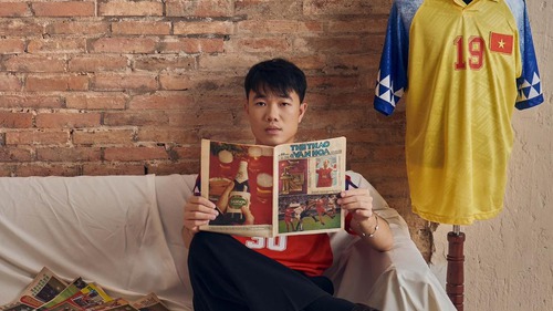 Lương Xuân Trường bảnh bao khi diện thiết kế retro ĐT Việt Nam tại SEA Games 18 