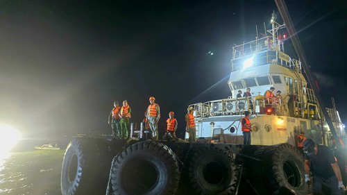 Vụ lật tàu trên vịnh Hạ Long: Tìm kiếm nạn nhân xuyên đêm