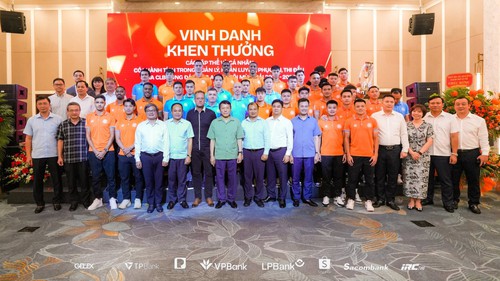 CLB CAHN mừng công