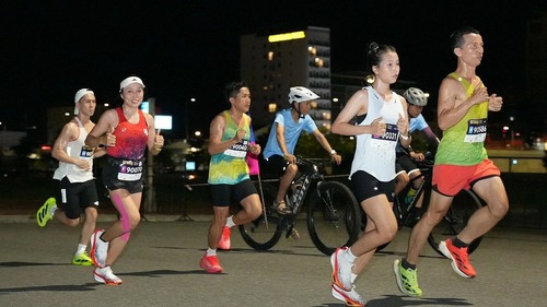 Nữ runner bỏ cuộc khi cách đích 20 mét, mất chức vô địch đầy đáng tiếc