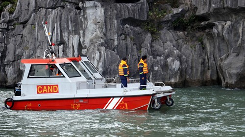 Vụ lật tàu trên vịnh Hạ Long: Nỗ lực tìm kiếm 2 nạn nhân còn lại