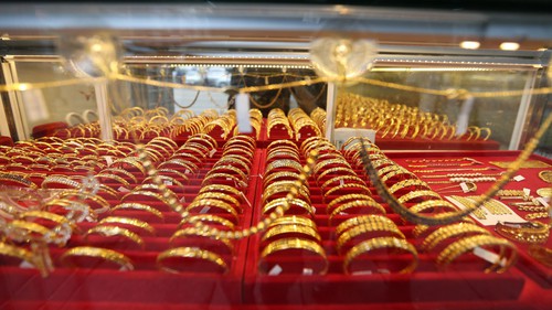 Giá vàng thế giới tiếp tục giảm
