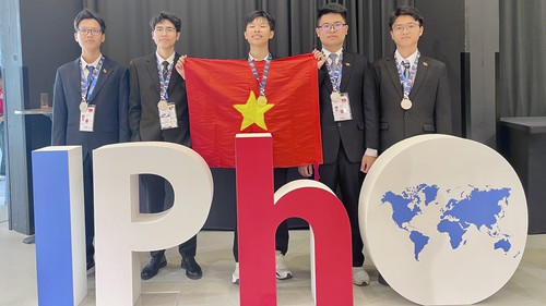Tự hào cờ đỏ sao vàng tại lễ bế mạc Olympic Vật lý Quốc tế 2025