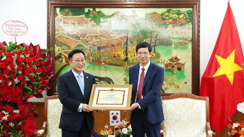 Đại sứ Du lịch Việt Nam tại Hàn Quốc Lý Xương Căn nhận bằng khen của Bộ VHTTDL