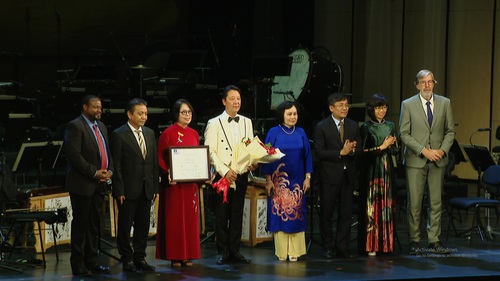 UNESCO trao bằng Di sản tư liệu thế giới cho gia đình cố nhạc sĩ Hoàng Vân