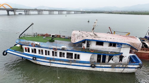 Tìm thấy thi thể gần hang Trống nghi là nạn nhân vụ lật tàu du lịch ở Quảng Ninh