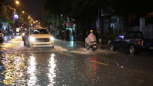  Nhiều tuyến phố tại Hà Nội ngập úng cục bộ do mưa lớn