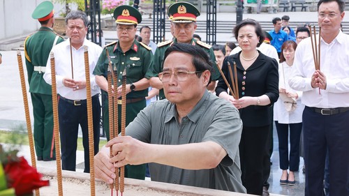 Thủ tướng Phạm Minh Chính dâng hương tưởng niệm các Anh hùng liệt sĩ tại Quảng Trị