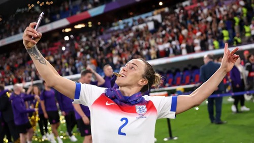Người hùng tuyển Anh tiết lộ thi đấu suốt Euro 2025 với chân gãy, được ca ngợi là 'chiến binh đích thực'