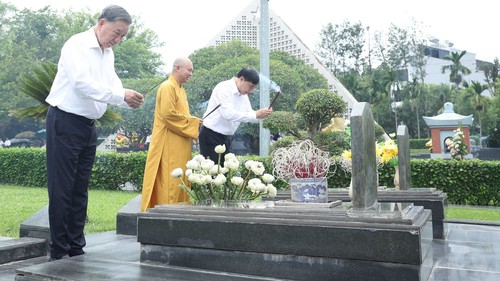Tổng Bí thư Tô Lâm dâng hương tưởng niệm các Anh hùng, Liệt sĩ tại Điện Biên