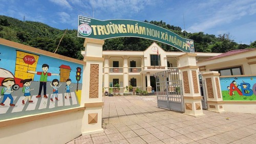 100 trường nội trú - 13 tháng hành động