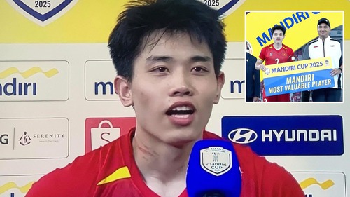 Đình Bắc nhận danh hiệu Cầu thủ hay nhất U23 Đông Nam Á 2025 với cái cổ bị cào xước
