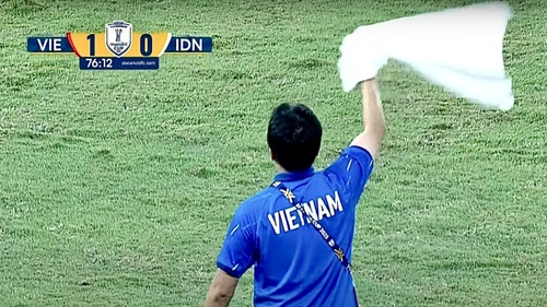 Trợ lý HLV U23 Việt Nam vẫy khăn trắng ở chung kết khiến CĐV Đông Nam Á ngỡ ngàng, sự thật được tiết lộ