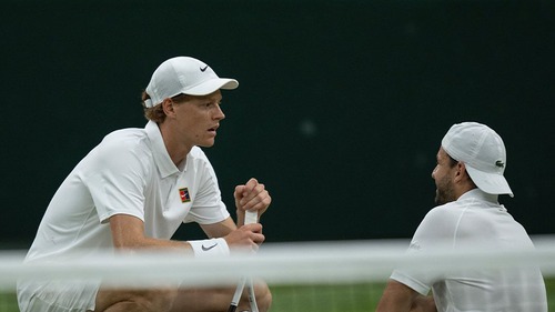 Jannik Sinner lọt tứ kết Wimbledon 2025 đầy may mắn, cộng đồng mạng tiếc nuối cho 'Tiểu Federer'