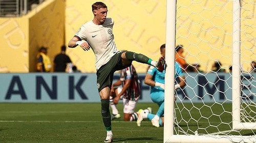 Cole Palmer nổi cáu khi bị đồng đội 'ngó lơ' trong tư thế trống trải 