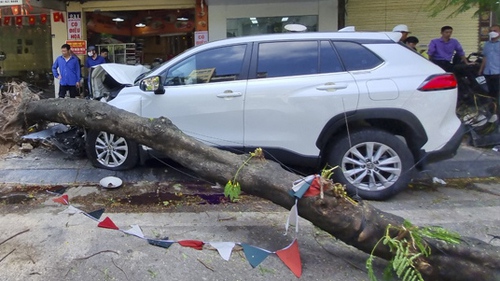 Vụ ô tô đâm liên hoàn xe máy trên phố Trần Đại Nghĩa, Hà Nội: Một nạn nhân tử vong