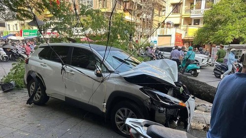 Ô tô đâm liên hoàn nhiều xe máy trên đường Trần Đại Nghĩa, Hà Nội