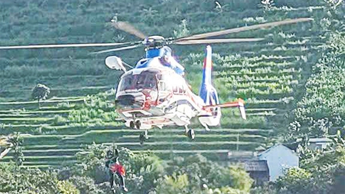 VIDEO trực thăng Quân đội cứu nạn 8 người dân bị cô lập do mưa lũ tại Sơn La