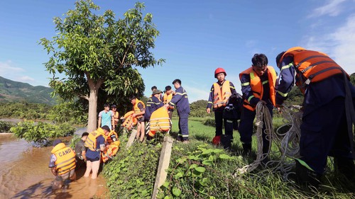 Hình ảnh giải cứu 6 người dân xã Chiềng Khương, Sơn La mắc kẹt trong mưa lũ