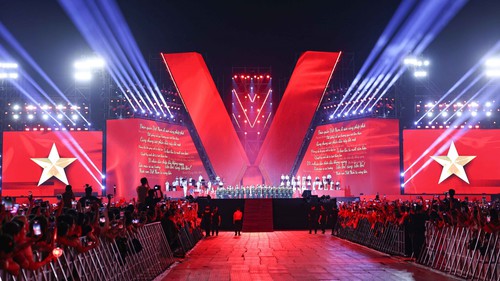 “Tổ quốc trong tim” tại Mỹ Đình: Khi cảm xúc cộng hưởng thành sắc đỏ