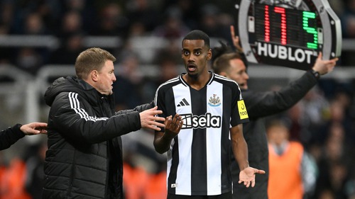 Alexander Isak cẩn thận mất cả chì lẫn chài