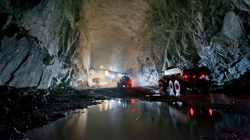 60 VĐV chạy marathon trong lòng mỏ kẽm không có ánh sáng, sâu hơn 1300m dưới lòng đất
