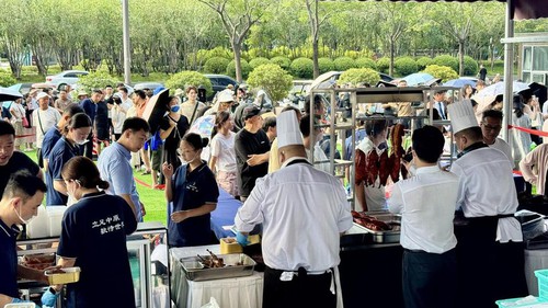 Khách sạn hạng sang ở Trung Quốc mở quầy bán món ăn trên vỉa hè để bù lỗ