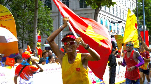 ‘Dị nhân’ marathon Nguyễn Văn Long chạy bộ xuyên Việt lần thứ 3 để chào mừng Quốc khánh 2/9