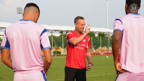 HLV Mano Polking lọt vào tầm ngắm đội tuyển từng 4 lần vô địch AFF Cup