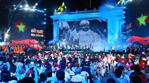 Thủ tướng dự Chương trình nghệ thuật đặc biệt “Hà Nội - Từ mùa Thu lịch sử năm 1945”