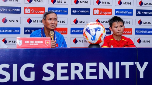 HLV Mai Đức Chung dốc sức cùng đội tuyển Việt Nam giành huy chương đồng AFF Cup