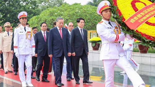 Lãnh đạo Đảng, Nhà nước vào Lăng viếng Chủ tịch Hồ Chí Minh và dâng hương tưởng niệm các Anh hùng liệt sỹ