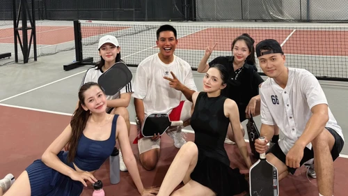 Chi Pu 'đu trend' cùng hội bạn thân, lấn sân pickleball