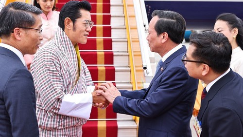 Quốc vương Bhutan và Hoàng hậu đến Hà Nội, bắt đầu thăm cấp Nhà nước tới Việt Nam