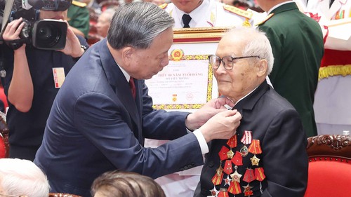 Tổng Bí thư chủ trì buổi gặp mặt các đồng chí nguyên lãnh đạo Đảng, Nhà nước