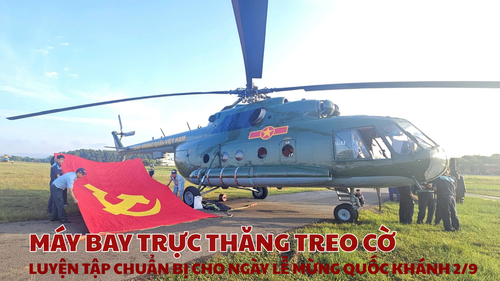 Máy bay trực thăng treo cờ luyện tập chuẩn bị cho Ngày lễ mừng Quốc khánh 2/9