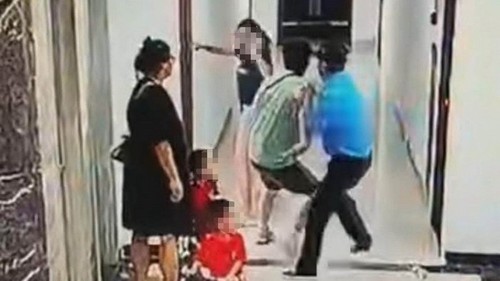 Khởi tố, bắt tạm giam đối tượng hành hung người phụ nữ ở sảnh chung cư tại Hà Nội