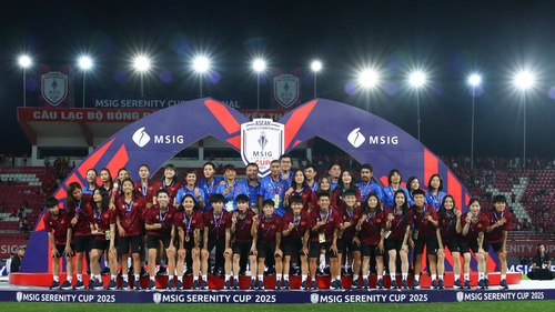 CĐV động viên đội tuyển nữ Việt Nam sau AFF Cup 2025