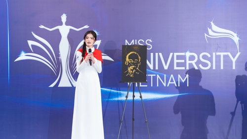 Thí sinh Hoa hậu Sinh viên Việt Nam 2025 gây ấn tượng với bức chân dung Chủ tịch Hồ Chí Minh