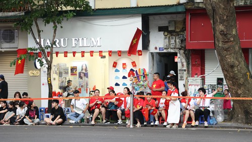 Hà Nội: Người dân ngay ngắn xếp hàng mong chờ đến giờ tổng hợp luyện lần thứ nhất