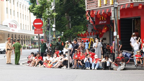 VIDEO buổi tổng hợp luyện đầu tiên: Người dân chờ kín phố