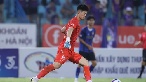 Thủ môn cao 1m91 của HAGL thi đấu xuất sắc, làm nản lòng hàng loạt chân sút của Hà Nội FC ở Hàng Đẫy