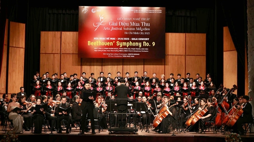 Lớn thêm từ "Giai điệu mùa Thu"