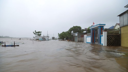 Bão số 5 giảm cấp, di chuyển theo hướng Tây Tây Bắc với tốc độ khoảng 10km/giờ